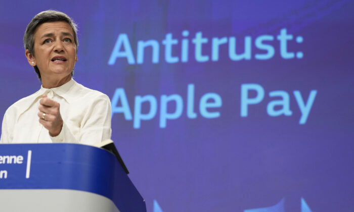 Apple обвиняют в нарушении антимонопольного законодательства ЕС на рынке цифровых кошельков Комиссар Европейского союза по вопросам конкуренции Маргрете Вестагер выступает на пресс-конференции в Брюсселе 2 мая 2022 года. (Virginia Mayo/AP Photo)