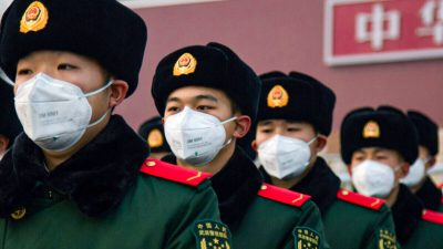 Китайские полицейские в масках стоят перед воротами Тяньаньмэнь 26 января 2020 года в Пекине, Китай. Фото: Betsy Joles/Getty Images