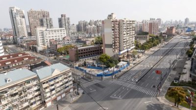 Пустые улицы во время второго этапа карантина из-за COVID-19 в районе Янпу в Шанхае, 1 апреля 2022 года. (STR/AFPviaGettyImages)