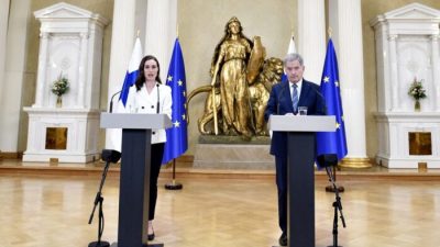Фото: Премьер-министр Финляндии Санна Марин (слева) и президент Финляндии Саули Ниинистё в Президентском дворце в Хельсинки, Финляндия, 15 мая 2022 года. (Heikki Saukkomaa/Lehtikuva/AFP via Getty)
