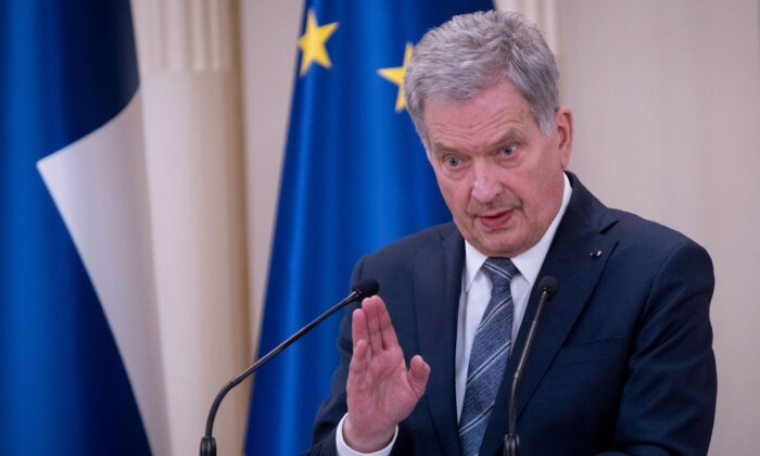 Президент Финляндии Саули Ниинистё на пресс-конференции объявил, что Финляндия подаст заявку на вступление в НАТО, в Президентском дворце в Хельсинки, Финляндия, 15 мая 2022 года. (Alessandro Rampazzo/AFP via Getty Images)