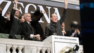  Генеральный директор Zegna Джильдо Зенья (справа) на открытии Нью-Йоркской фондовой биржи, когда итальянская группа компаний класса люкс стала публичной в результате слияния с американской компанией SPAC в сделке на сумму $3,1 млрд, 20 декабря 2021 года, Нью-Йорк. (Photo by Spencer Platt/Getty Images)