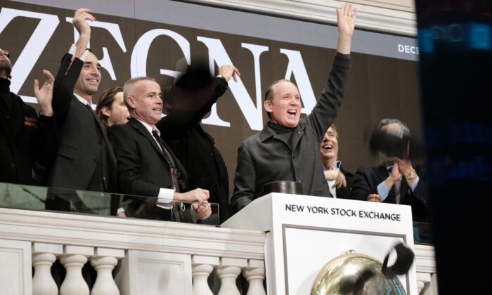  Генеральный директор Zegna Джильдо Зенья (справа) на открытии Нью-Йоркской фондовой биржи, когда итальянская группа компаний класса люкс стала публичной в результате слияния с американской компанией SPAC в сделке на сумму ,1 млрд, 20 декабря 2021 года, Нью-Йорк. (Photo by Spencer Platt/Getty Images)