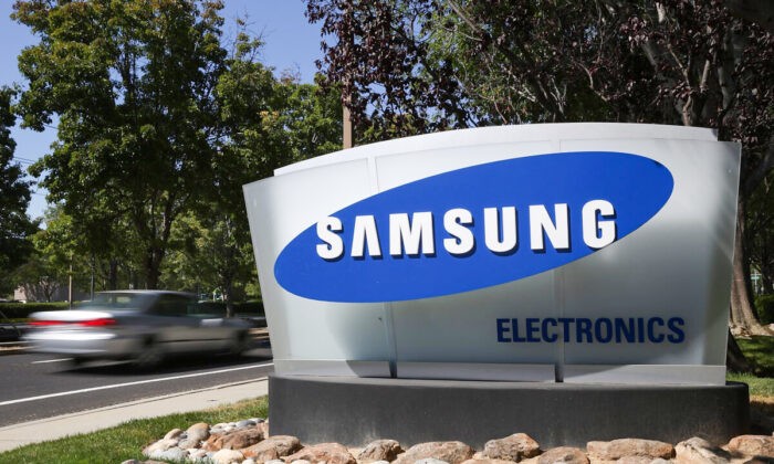 Вывеска перед офисом Samsung Electronics в Сан-Хосе, Калифорния, 30 июля 2012 года. Фото: Justin Sullivan/Getty Images