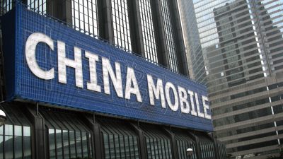 Большой рекламный щит China Mobile на стене здания в Гонконге, 14 марта 2010 г. (Daniel Sorabji/AFP via Getty Images)   