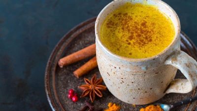 Чай с куркумой — древнее лечебное лакомство. (NADKI/Shutterstock)