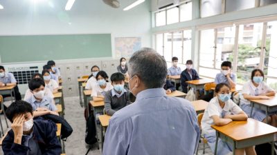 Учитель представляется ученикам в классе средней школы в первый день нового семестра в Гонконге 1 сентября 2021 года. (Tyrone Siu/Reuters) 