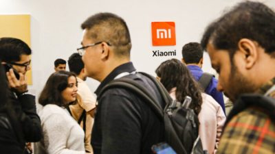 Гости собираются, чтобы посмотреть на новые продукты Xiaomi на мероприятии в Бангалоре, Индия, 17 сентября 2019 года. (Aijaz Rahi/AP Photo)