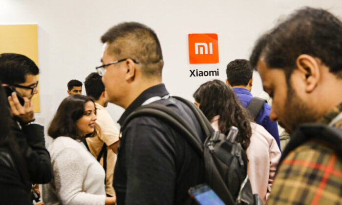 Индия конфисковала $725 млн у Xiaomi за незаконные денежные переводы Гости собираются, чтобы посмотреть на новые продукты Xiaomi на мероприятии в Бангалоре, Индия, 17 сентября 2019 года. (Aijaz Rahi/AP Photo)