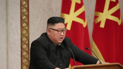 Северокорейский лидер Ким Чен Ын присутствует на пленарном заседании центрального комитета Рабочей партии в Пхеньяне, Северная Корея, на этой фотографии, предоставленной Центральным информационным агентством Кореи (ЦТАК) 10 февраля 2021 г. (ЦТАК через Reuters)
