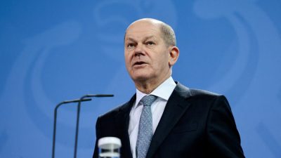 Канцлер Германии Олаф Шольц выступает во время пресс-конференции в Берлине 18 января 2022 года. Фото: Hannibal Hanschke/POOL/Reuters