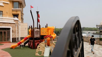 Мужчина у детской площадки закрытого международного детского сада во время вспышки COVID-19 в Пекине, 17 мая 2022 года. (Carlos Garcia Rawlins/Reuters) 