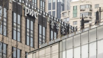 PwCCenter в Шанхае 29 января 2022 года. Новые признаки заражения становятся заметными в китайской индустрии недвижимости, а волна увольнений аудиторов усиливает опасения по поводу финансового состояния девелоперов в преддверии сезона доходов. (QilaiShen/BloombergviaGettyImages)