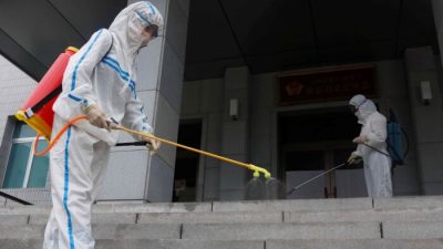 Сотрудники начальной школы № 4 в Пхеньяне распыляют дезинфицирующее средство в Пхеньяне, Северная Корея, 30 июня 2021 года. (Jon Chol Jin/AP Photo)