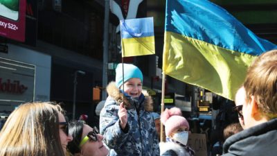 Ребенок машет украинским флагом на Таймс-сквер, 26 февраля 2022 г. (Richard Moore/The Epoch Times)