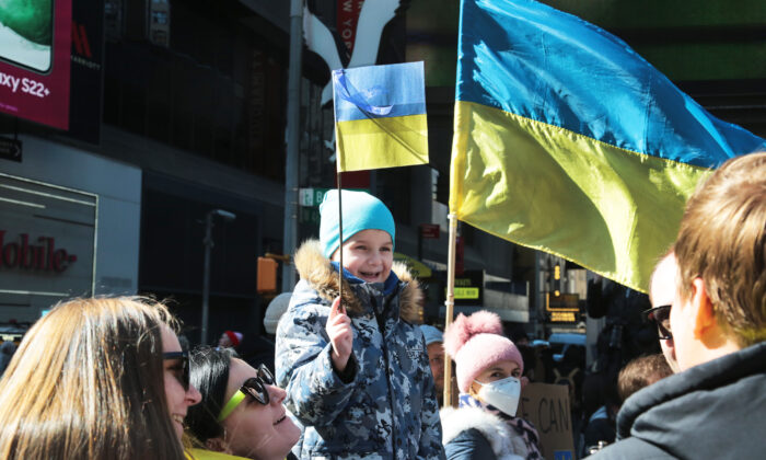 Ребенок машет украинским флагом на Таймс-сквер, 26 февраля 2022 г. (Richard Moore/The Epoch Times)