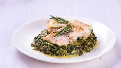 Свежая рыба со шпинатом и укропом — простое весеннее блюдо. elenamazur/Shutterstock
