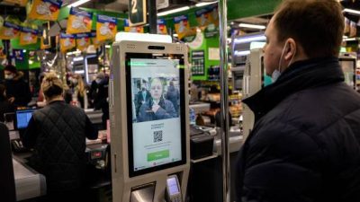 Демонстрация платёжной системы распознаванием лиц. Фото: DIMITAR DILKOFF/AFP via Getty Images 