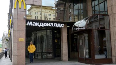 Ресторан McDonald's в Москве, 16 мая 2022 года. Американский гигант быстрого питания McDonald's покидает российский рынок и продаёт свой бизнес. Фото: NATALIA KOLESNIKOVA/AFP via Getty Images 