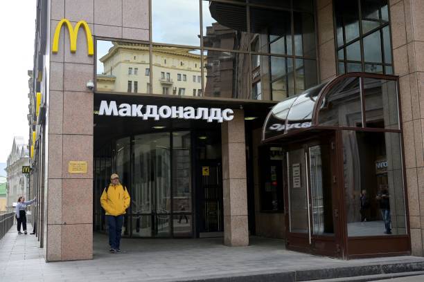 Ресторан McDonald's в Москве, 16 мая 2022 года. Американский гигант быстрого питания McDonald's покидает российский рынок и продаёт свой бизнес. Фото: NATALIA KOLESNIKOVA/AFP via Getty Images 