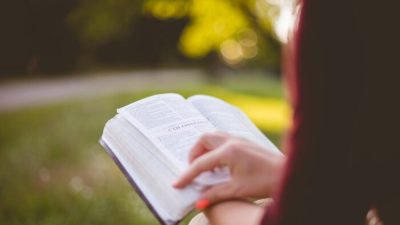 Человек, читающий Библию. (Ben White/Unsplash)