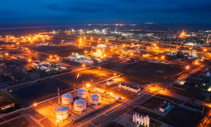 Вопреки санкциям доходы от российской нефти выросли на 50% Общий вид нефтеперерабатывающего завода компании «Лукойл» в Волгограде, Россия, 22 апреля 2022 года. (Reuters Photographer/Reuters)