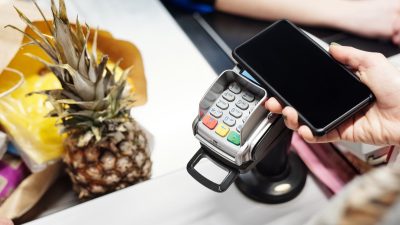 Оплата через смартфон. Фото: pexels.com/ru-ru/photo/4199526