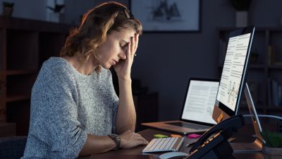 Большинство людей регулярно берут на себя обязательство жить на 120%, выходя за рамки своих возможностей. Фото: Rido/Shutterstock 