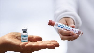 В России началось массовое производство новой вакцины «Конвасэл» против COVID-19.