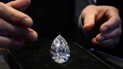 «Скала», белый бриллиант грушевидной формы весом 228,31 карата, во время предварительного просмотра на аукционе Christie's в Женеве 6 мая 2022 года перед продажей. Фото: Fabrice Coffrini/AFP via Getty Images