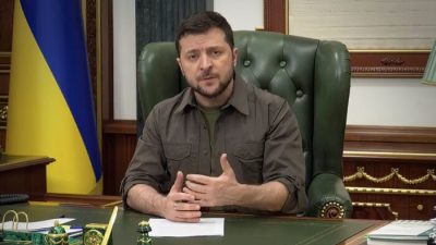 Президент Украины Владимир Зеленский выступает из Киева, Украина, 16 марта 2022 года. (Пресс-служба Президента Украины/скриншот через AP)