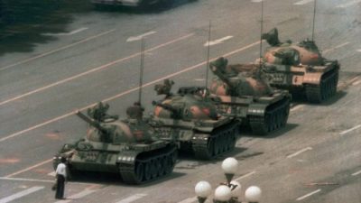 Этот человек один остановил танки на проспекте Вечного мира в Пекине во время резни на площади Тяньаньмэнь 5 июня 1989 года. Фото: Jeff Widener/AP Photo