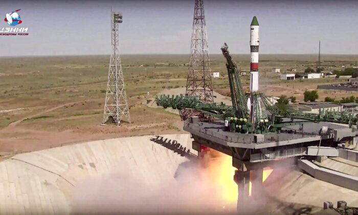 Ракета-носитель «Союз-2.1а» с грузовым транспортным кораблём «Прогресс МС-20» стартует с арендованного Россией космодрома Байконур, Казахстан, 3 июня 2022 года, на фото с видео. (Roscosmos Space Agency via AP)