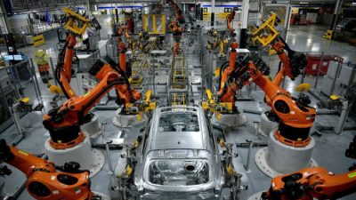 Автономные роботы собирают внедорожник модели X на заводе BMW в Грире, Южная Каролина, 4 ноября 2019 года. REUTERS/Charles Mostoller
