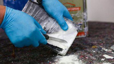 Zollfahndungsamt Hamburg показывает детали кокаина, обнаруженного в 1700 банках шпаклёвки для стен, после того как немецкие власти изъяли более 16 тонн кокаина в северном портовом городе Гамбург, Германия, 24 февраля 2020 года, в крупнейшей на сегодняшний день партии кокаина в Европе. Cathrin Mueller/Reuters