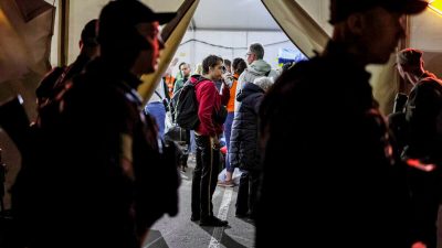 Украинские беженцы с металлургического завода «Азовсталь» в Мариуполе прибывают в центр регистрации и гуманитарной помощи для внутренне перемещённых лиц под охраной милиции в Запорожье, Украина, 8 мая 2022 года. (Gleb Garanich/Reuters)