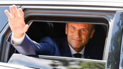 Президент Франции Эммануэль Макрон приветствует избирателей в первом туре парламентских выборов во Франции на избирательном участке в Ле-Туке, Франция, 12 июня 2022 года. Фото: Ludovic Marin/Pool via Reuters