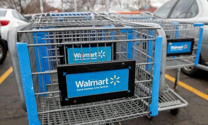 Тележки Walmart на парковке в преддверии праздника Дня благодарения в Чикаго, 27 ноября 2019 года. (Kamil Krzaczynski/Reuters)