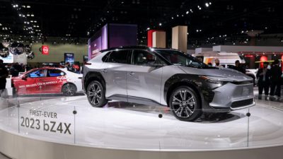 Полностью электрический внедорожник Toyota bZ4X 2023 года демонстрируется во время Лос-Анджелесского автосалона 2021 года в Лос-Анджелесе, 17 ноября 2021 года. (Mike Blake/Reuters)e