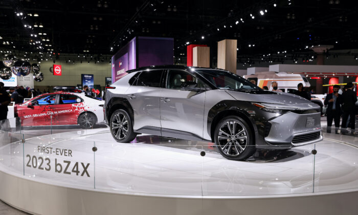 Полностью электрический внедорожник Toyota bZ4X 2023 года демонстрируется во время Лос-Анджелесского автосалона 2021 года в Лос-Анджелесе, 17 ноября 2021 года. (Mike Blake/Reuters)e