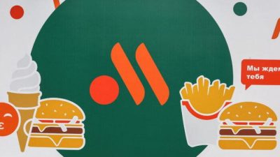 Логотип новой сети ресторанов после решения компании McDonald's Corp продать свои рестораны в России одному из местных лицензиатов, который проведёт ребрендинг под новым названием, в Москве, 12 июня 2022 года. Фото: Evgenia Novozhenina/Reuters