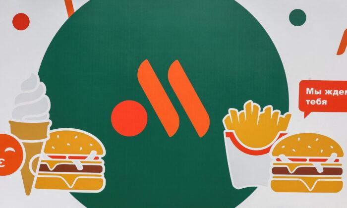 В России McDonald’s заменят рестораны «Вкусно — и точка» Логотип новой сети ресторанов после решения компании McDonald's Corp продать свои рестораны в России одному из местных лицензиатов, который проведёт ребрендинг под новым названием, в Москве, 12 июня 2022 года. Фото: Evgenia Novozhenina/Reuters