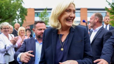 Марин Ле Пен, кандидат от партии «Французское национальное объединение» (Национальное объединение), наблюдает за вторым туром парламентских выборов во Франции в Энен-Бомон, Франция, 19 июня 2022 года. (Johanna Geron/Reuters)