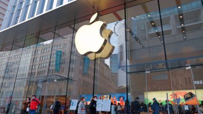 Покупатели в магазине Apple на пешеходной улице Нанкин-роуд в Шанхае, Китай, 23 февраля 2022 г. Фото: Costfoto/Future Publishing via Getty Images
