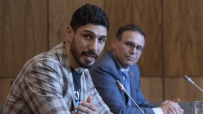 Баскетболист и правозащитник ЭнесКантерФридом (слева) на пресс-конференции с канадским сенатором Лео Хоусакосом призывает канадское правительство запретить импорт товаров, произведённых с использованием принудительного труда в китайском регионе Синьцзян. Оттава, 6 июня 2022 года. (FredChartrand/TheCanadianPress)