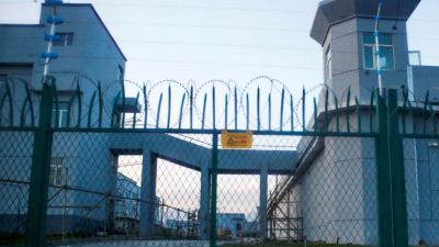 Забор вокруг центра профессионального образования в Дабаньчэне в Синьцзяне, Китай, 4 сентября 2018 г. Фото: Thomas Peter/Reuters