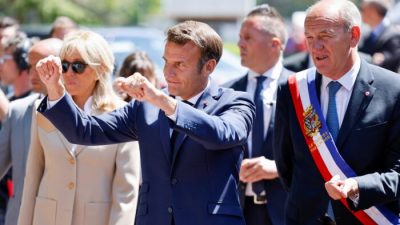Президент Франции Эммануэль Макрон с мэром Даниэлем Фаскелем во время первого тура парламентских выборов во Франции, на избирательном участке в Ле Туке, Франция, 12 июня 2022 года. (Ludovic Marin/Pool via Reuters)
