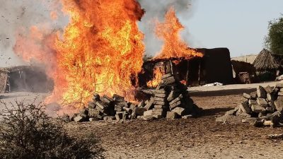 Поселения бывших повстанцев, подожжённые солдатами региональных сил. (Любезно предоставлено MNJTF) 