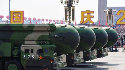 Китайские межконтинентальные баллистические ракеты DF-41, способные нести ядерное оружие, видны во время военного парада на площади Тяньаньмэнь в Пекине 1 октября 2019 года. Фото: Greg Baker/AFP via Getty Images
