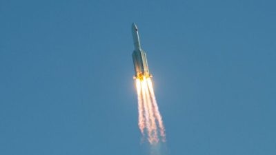 Ракета Long March 5B поднимается с космодрома Вэньчан на южном китайском острове Хайнань 5 мая 2020 года. Другой вариант ракеты Long March был использован для вывода на орбиту китайской гиперзвуковой ракеты в июле. (STR/AFP via Getty Images)
